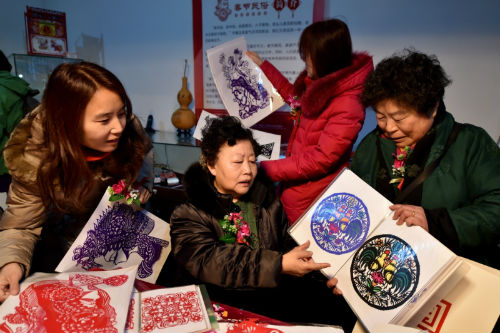 当日，在北京市西城区琉璃厂铁树斜街，第三届93号院博物馆迎新庙会开幕。在7天会期内，庙会将陆续邀请剪纸、彩灯、堆绣、蛋雕、篆刻、泥彩塑等非物质文化遗产传承人到馆，让游客与非遗传承人一起体验传统技艺、感受传统文化。