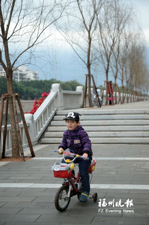 公园优美,骑着小车很拉风。