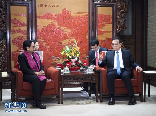 　2月9日，国务院总理李克强在北京中南海紫光阁会见来华正式访问的印度尼西亚外长蕾特诺。 新华社记者 李涛 摄