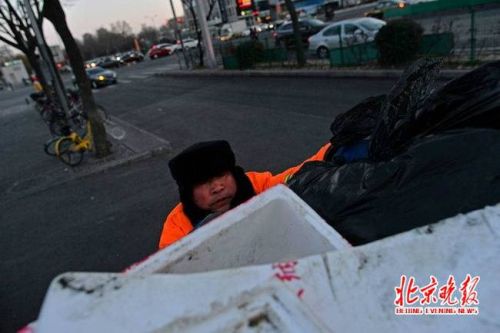环卫工双手被腐蚀