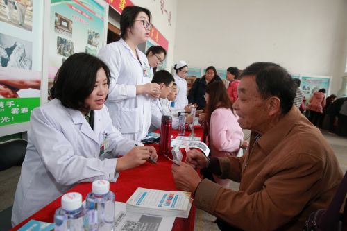 图1：福州总医院肿瘤科专家为癌友义诊