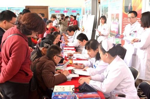 图2：福州总医院肿瘤科专家为癌友义诊