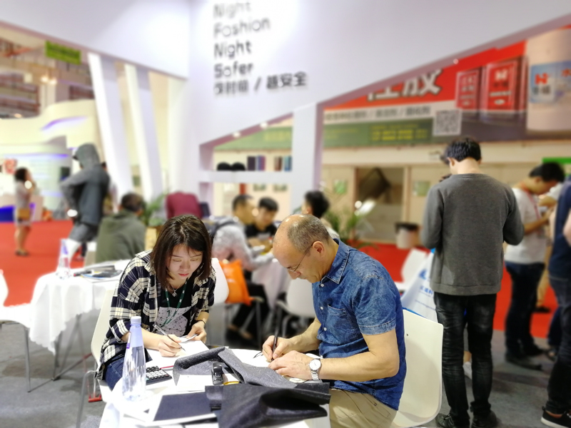 外国来宾参观展会现场