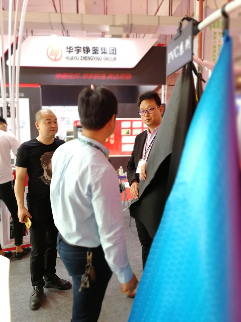 展商向参观人员介绍产品