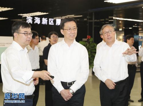 　6月19日，中共中央政治局常委、国务院副总理韩正在天津市调研京津冀协同发展工作。这是韩正前往天津市规划展览馆，听取天津市总体规划及有关绿色生态屏障和湿地保护情况汇报。新华社记者 丁林 摄