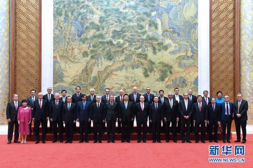 6月21日，国家主席习近平在北京钓鱼台国宾馆会见来华出席“全球首席执行官委员会”特别圆桌峰会的知名跨国企业负责人，并同他们座谈交流。新华社记者饶爱民摄
