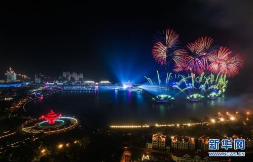 6月9日至10日，上海合作组织青岛峰会在山东青岛召开。这是6月9日晚在青岛举行的《有朋自远方来》灯光焰火艺术表演。新华社记者 徐昱 摄