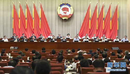 　6月25日，政协第十三届全国委员会常务委员会第二次会议在北京开幕。中共中央政治局常委、全国政协主席汪洋出席开幕会。中共中央政治局委员、国务院副总理胡春华应邀出席会议并作报告。新华社记者 庞兴雷 摄