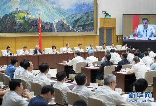 　6月28日，国务院在北京召开全国深化“放管服”改革转变政府职能电视电话会议。中共中央政治局常委、国务院总理李克强发表重要讲话。中共中央政治局常委、国务院副总理韩正主持会议。新华社记者 王晔 摄