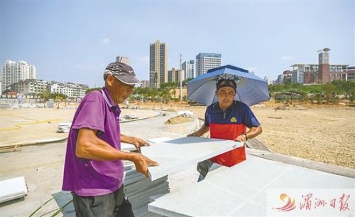 广化寺前广场，户外施工工作者顶着烈日高温，坚守项目一线劳作。