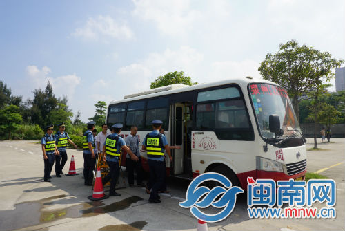 1533897657271025200.jpg 交通执法人员安排正规车辆疏散乘客.jpg