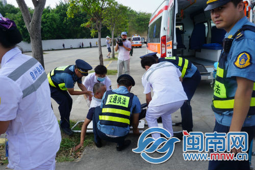 1533897657601080731.jpg 交通执法人员参与救援.jpg