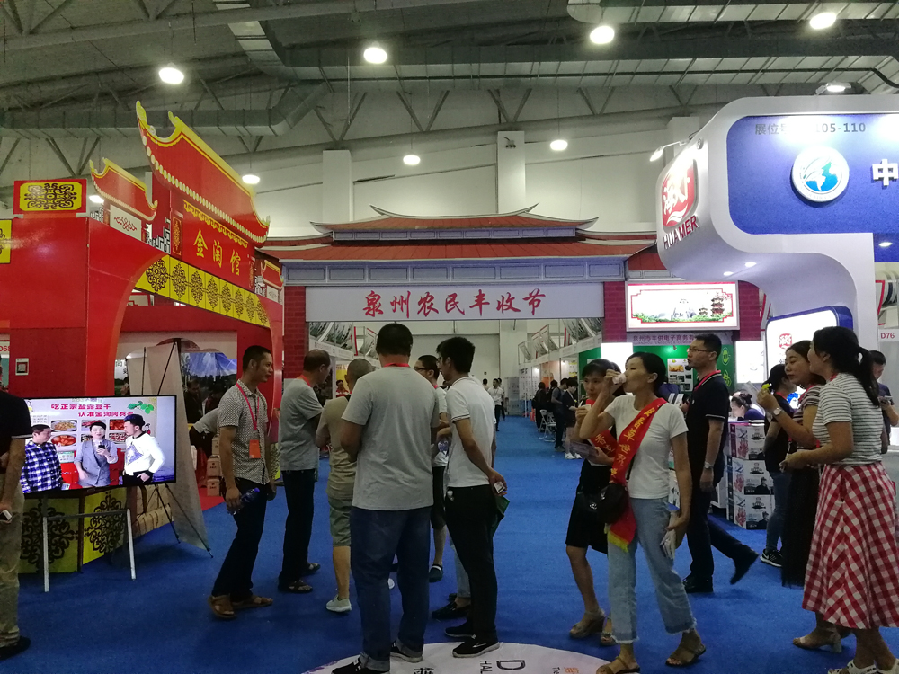 在秋天这个收获的季节里，农民朋友欢庆丰收