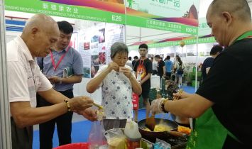 大爷大妈也挡不住诱人美食