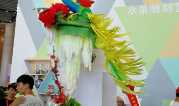 高超的雕艺给现场观众带来美的感受