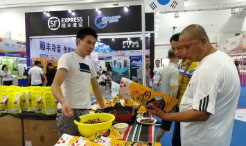 逛展的人们了解产品详细信息