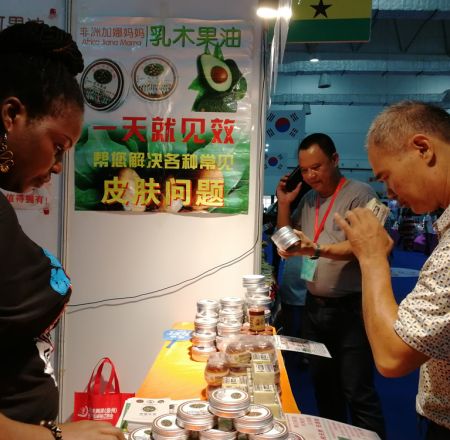 外国参展商带来的各类当地特色产品