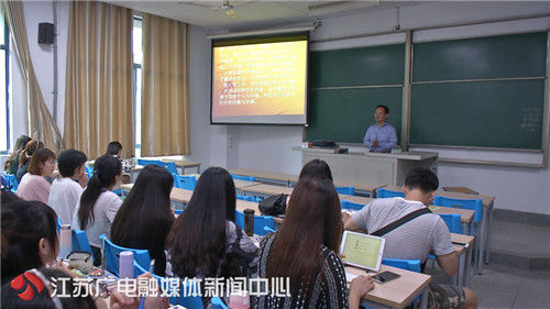 航班因飓风停飞 教授为赶开学上课打车狂赶737公里
