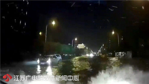 航班因飓风停飞 教授为赶开学上课打车狂赶737公里