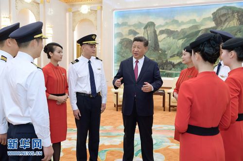 中共中央总书记、国家主席、中央军委主席习近平专门邀请四川航空“中国民航英雄机组”全体成员参加庆祝中华人民共和国成立69周年招待会。这是9月30日下午国庆招待会前，习近平在人民大会堂亲切会见他们。 新华社记者 李学仁 摄