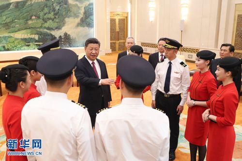 中共中央总书记、国家主席、中央军委主席习近平专门邀请四川航空“中国民航英雄机组”全体成员参加庆祝中华人民共和国成立69周年招待会。这是9月30日下午国庆招待会前，习近平在人民大会堂亲切会见他们。 新华社发（盛佳鹏摄）