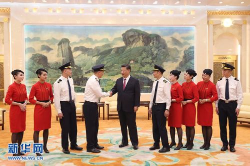 中共中央总书记、国家主席、中央军委主席习近平专门邀请四川航空“中国民航英雄机组”全体成员参加庆祝中华人民共和国成立69周年招待会。这是9月30日下午国庆招待会前，习近平在人民大会堂亲切会见他们。 新华社发（盛佳鹏 摄）