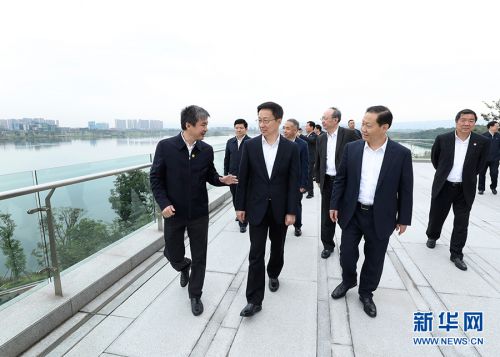 10月8日至9日，中共中央政治局常委、国务院副总理韩正在四川成都调研“一带一路”建设、自由贸易试验区发展、城市规划建设和企业科技创新等情况。这是10月9日，韩正考察天府新区规划建设情况。 新华社记者 庞兴雷 摄