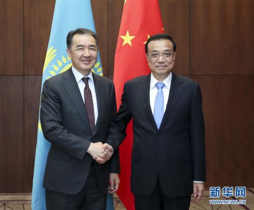当地时间10月11日下午，国务院总理李克强在杜尚别下榻饭店会见出席上海合作组织成员国政府首脑（总理）理事会会议的哈萨克斯坦总理萨金塔耶夫。 新华社记者 丁海涛 摄