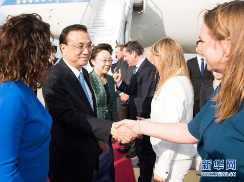 当地时间10月14日下午，应荷兰首相吕特邀请，国务院总理李克强乘专机抵达阿姆斯特丹斯希普霍尔机场，开始对荷兰进行正式访问。 新华社记者 黄敬文 摄