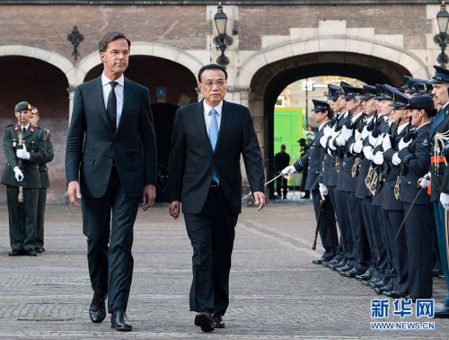 当地时间10月15日上午，国务院总理李克强在海牙首相府同荷兰首相吕特举行会谈。这是会谈前，吕特在海牙议会大厦广场为李克强举行隆重欢迎仪式。 新华社记者 李涛 摄