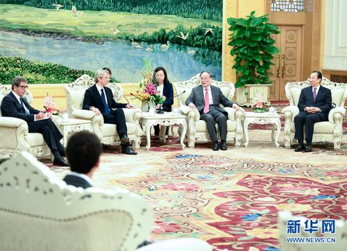 10月15日，国家副主席王岐山在北京人民大会堂会见出席第六届中法青年领导者论坛的双方代表。新华社记者 燕雁 摄