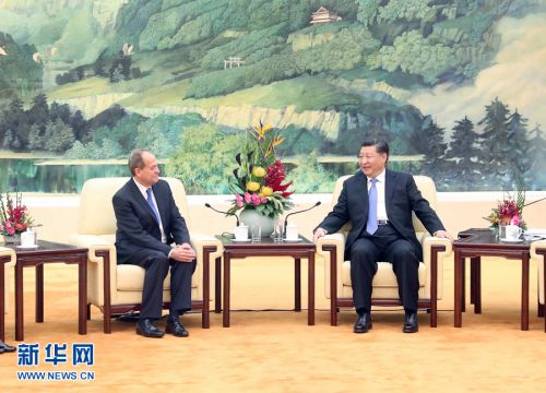 10月16日，国家主席习近平在北京人民大会堂会见英国四十八家集团俱乐部主席佩里。 新华社记者 刘卫兵摄