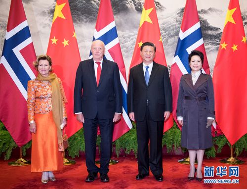 10月16日，国家主席习近平在北京人民大会堂同挪威国王哈拉尔五世举行会谈。这是习近平和夫人彭丽媛同哈拉尔五世和宋雅王后合影。 新华社记者 李学仁 摄