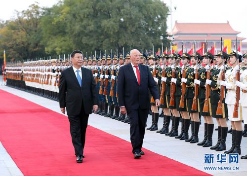 10月16日，国家主席习近平在北京人民大会堂同挪威国王哈拉尔五世举行会谈。这是会谈前，习近平在人民大会堂东门外广场为哈拉尔五世举行欢迎仪式。 新华社记者 刘卫兵 摄