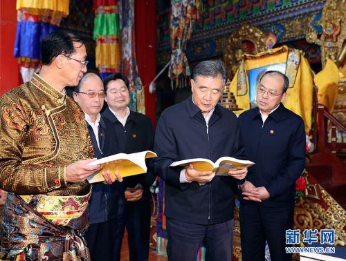 近日，中共中央政治局常委、全国政协主席汪洋在云南调研藏区民族宗教和脱贫攻坚工作。这是10月15日，汪洋在迪庆云南藏语系佛学院调研。 新华社记者 丁林 摄