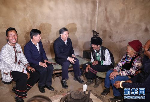 近日，中共中央政治局常委、全国政协主席汪洋在云南调研藏区民族宗教和脱贫攻坚工作。这是10月15日，汪洋在香格里拉市虎跳峡镇金星村调研。 新华社记者 丁林 摄
