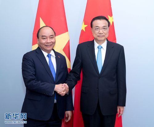 当地时间10月18日下午，国务院总理李克强在布鲁塞尔出席亚欧首脑会议期间会见越南总理阮春福。 新华社记者 王晔 摄