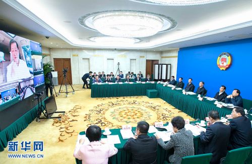 　10月24日，全国政协在北京召开第一次网络议政远程协商会。中共中央政治局常委、全国政协主席汪洋主持会议并讲话。 新华社记者李涛摄