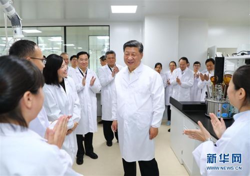 　10月22日至25日，中共中央总书记、国家主席、中央军委主席习近平在广东考察。这是10月22日下午，习近平考察珠海横琴新区粤澳合作中医药科技产业园。 新华社记者谢环驰摄