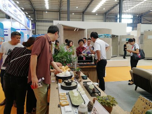 观众在观赏石头制品