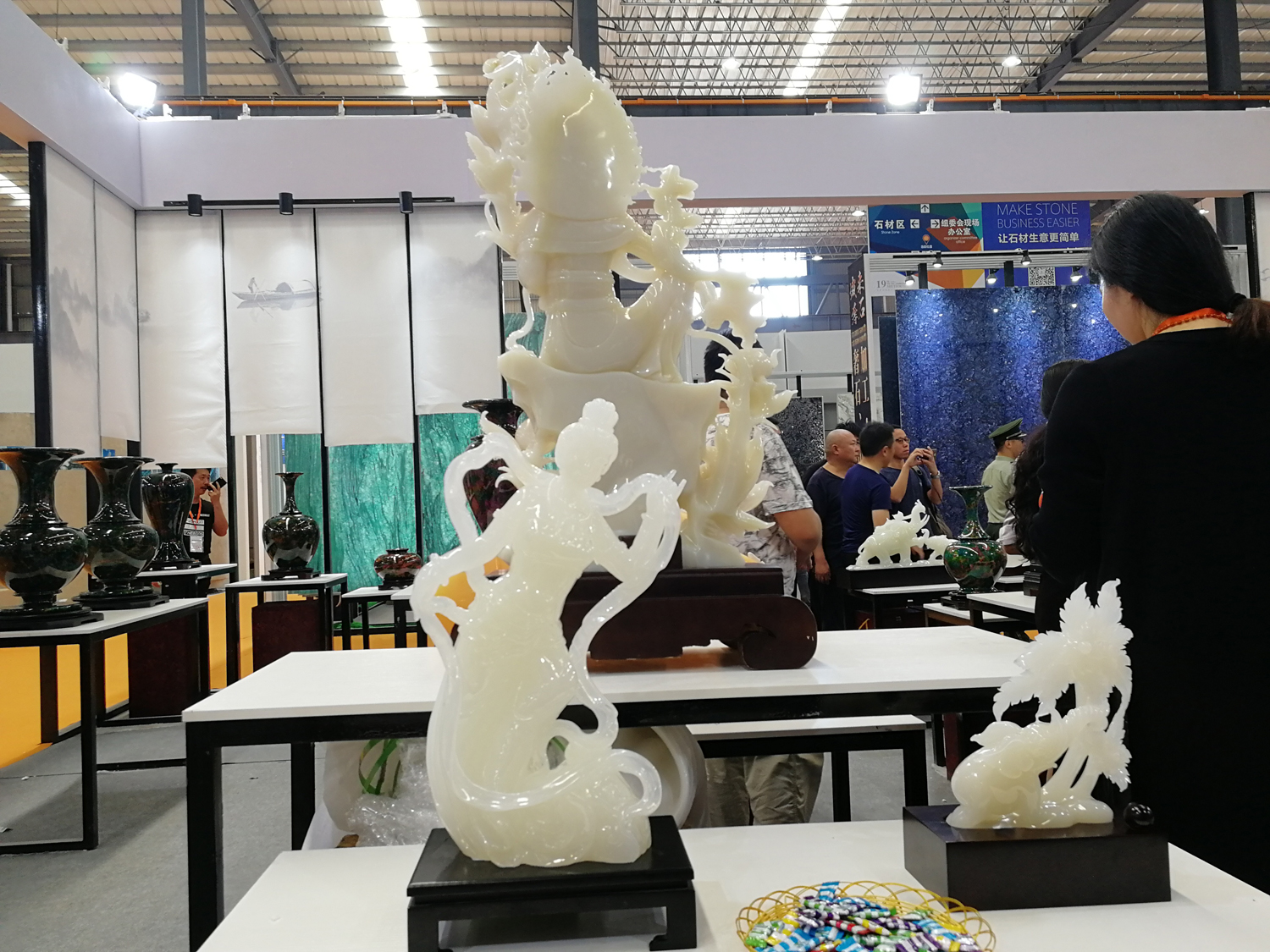 各种造型的玉石制品