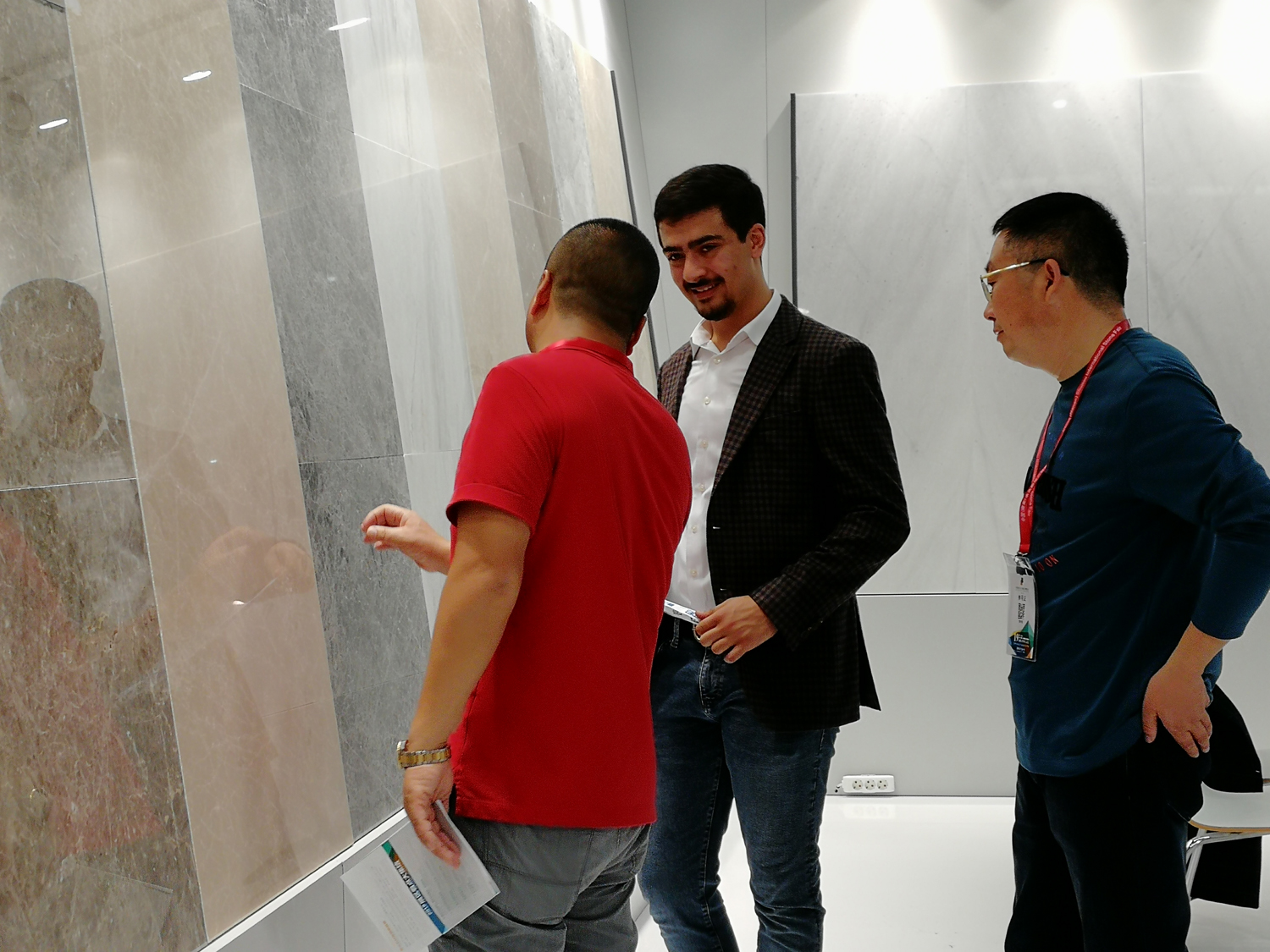 国外参展商正在介绍产品