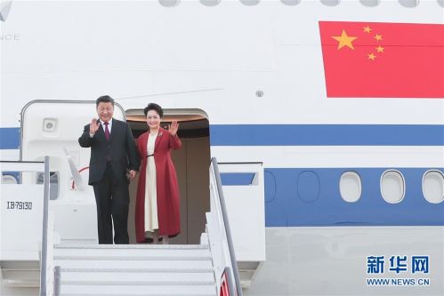 当地时间11月27日，国家主席习近平抵达马德里，开始对西班牙王国进行国事访问。这是习近平和夫人彭丽媛步出舱门。 新华社记者 谢环驰 摄