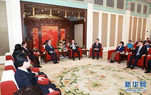 11月27日，国务院总理李克强在北京中南海紫光阁会见出席第二届中韩省长知事会议的双方代表。新华社记者 庞兴雷 摄