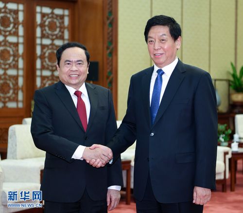 11月27日，全国人大常委会委员长栗战书在北京会见越南祖国阵线中央委员会主席陈青敏。 新华社记者 张领 摄