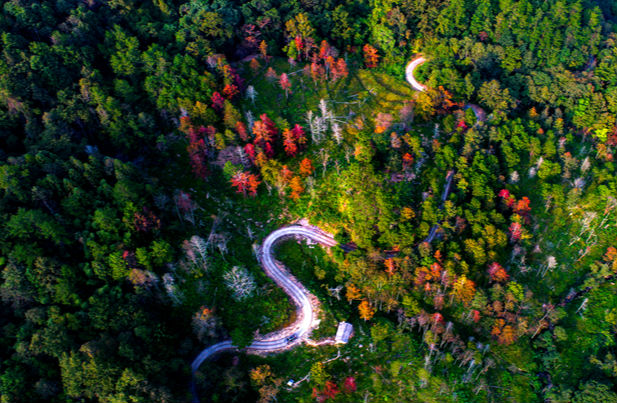 德化牛母岐层林尽染五彩斑斓 宛如一幅油画