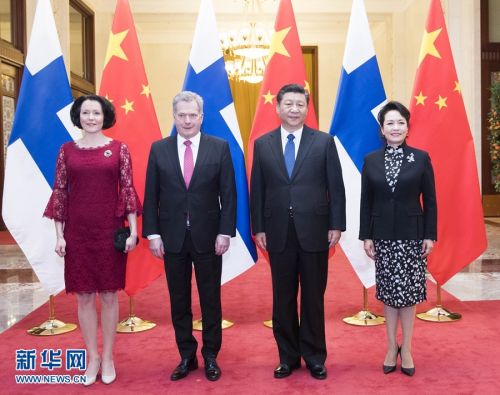 1月14日，国家主席习近平在北京人民大会堂同芬兰总统尼尼斯托举行会谈。会谈前，习近平在人民大会堂北大厅为尼尼斯托举行欢迎仪式。这是习近平和夫人彭丽媛同尼尼斯托和夫人合影。 新华社记者鞠鹏摄