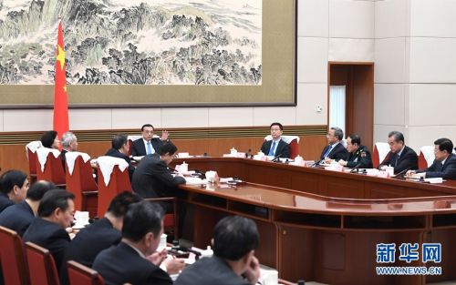 1月14日，国务院总理李克强主持召开国务院第二次全体会议，讨论拟提请十三届全国人大二次会议审议的政府工作报告，决定将《政府工作报告（征求意见稿）》发往各省（区、市）和中央国家机关有关部门、单位征求意见，并研究部署一季度经济工作。 新华社记者 饶爱民 摄