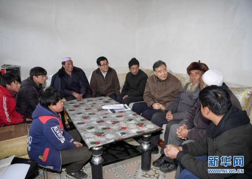 近日，中共中央政治局常委、全国政协主席汪洋在甘肃临夏回族自治州调研脱贫攻坚工作，看望慰问贫困群众和基层扶贫干部。这是1月13日，汪洋在积石山保安族东乡族撒拉族自治县刘集乡肖家村看望慰问贫困户。 新华社记者 李学仁 摄