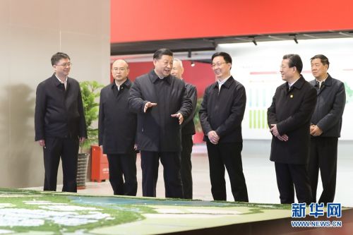 1月16日，中共中央总书记、国家主席、中央军委主席习近平在河北雄安新区考察调研。这是习近平在市民服务中心，听取雄安新区总体规划、政策体系及建设情况介绍。 新华社记者 鞠鹏 摄